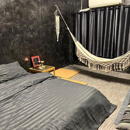 Stay Strays Hostel Bangkok Buitenkant foto