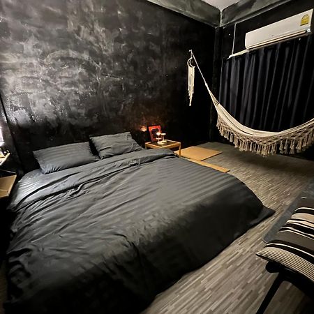 Stay Strays Hostel Bangkok Buitenkant foto