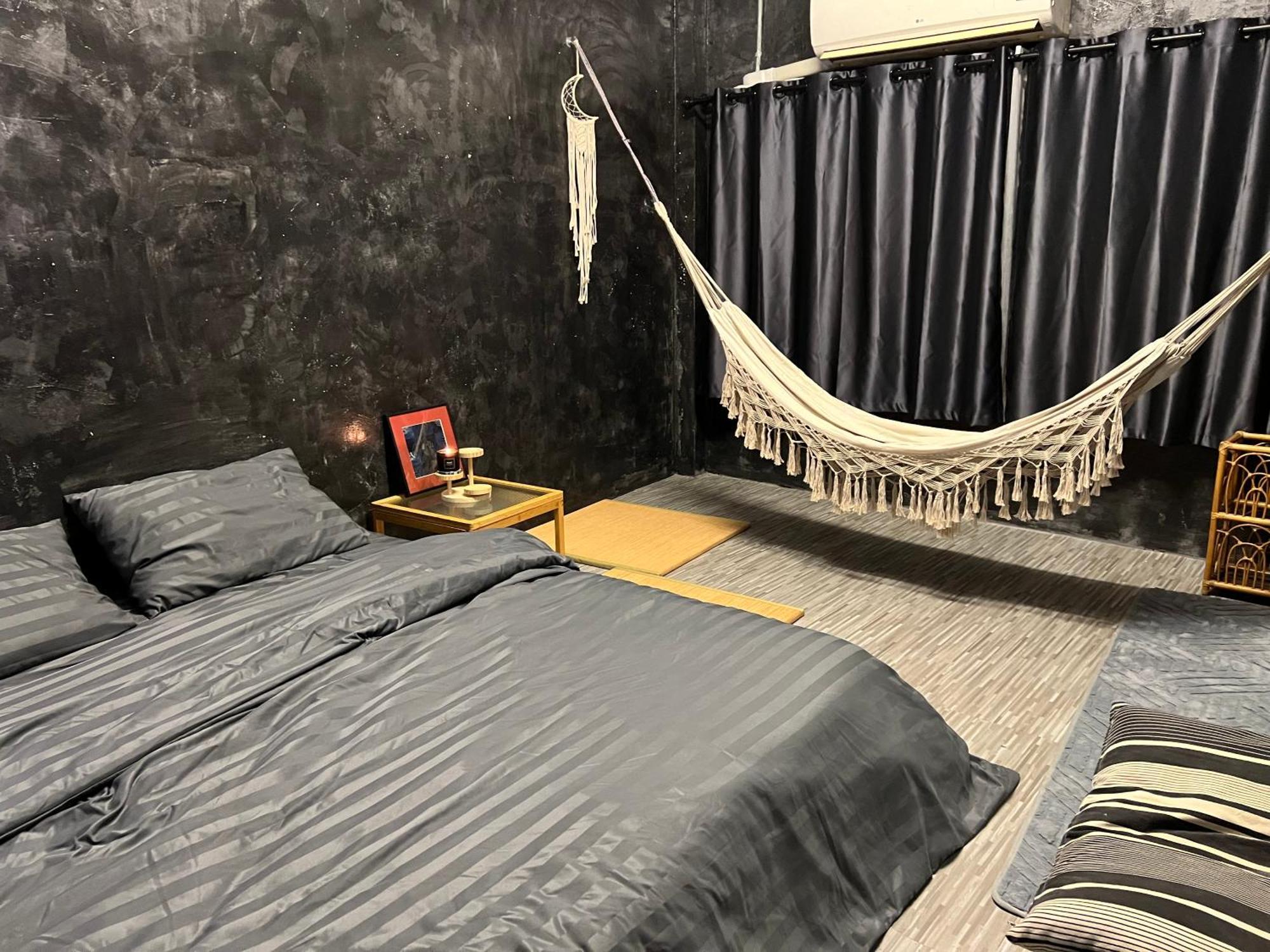 Stay Strays Hostel Bangkok Buitenkant foto