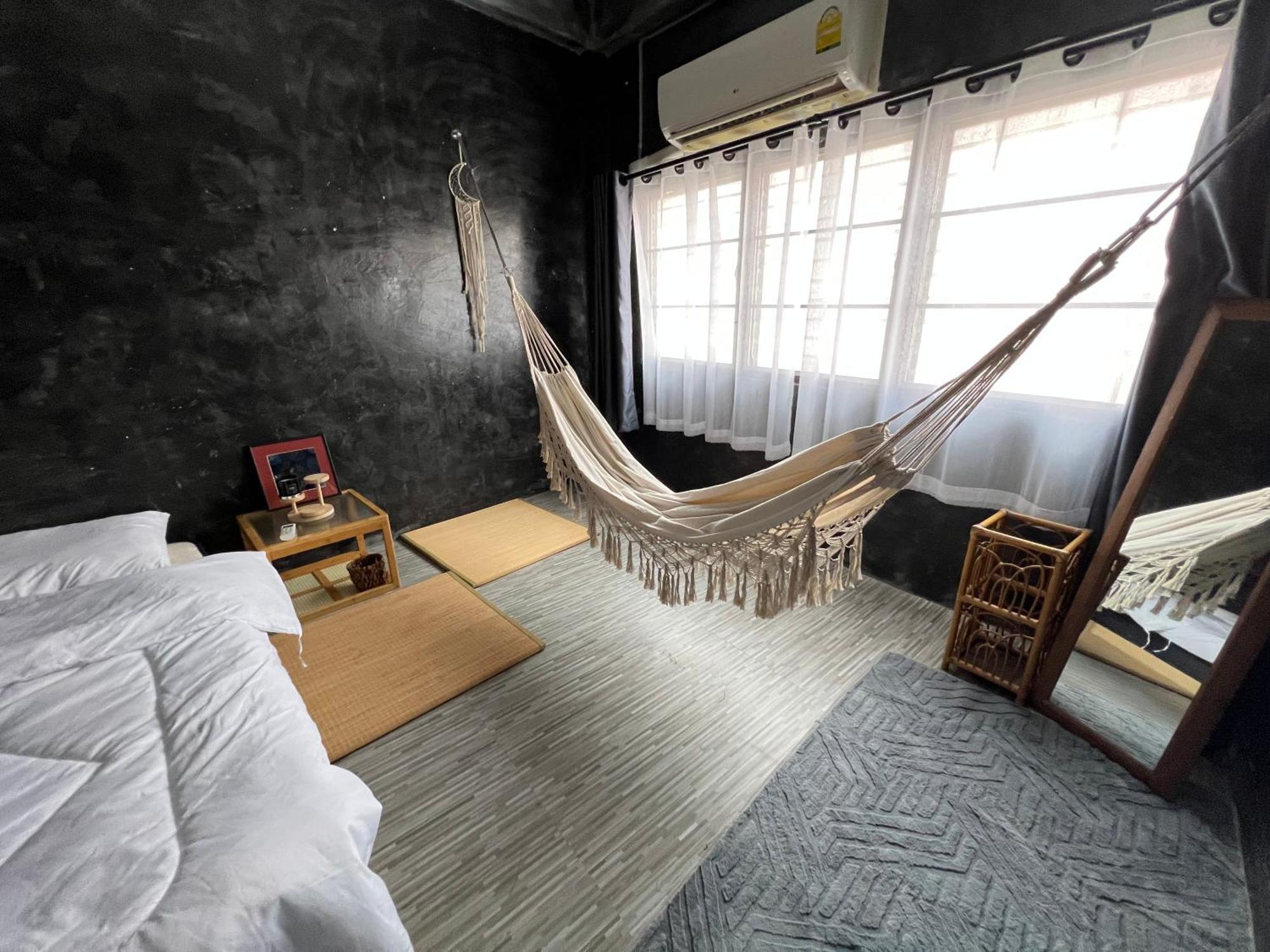 Stay Strays Hostel Bangkok Buitenkant foto