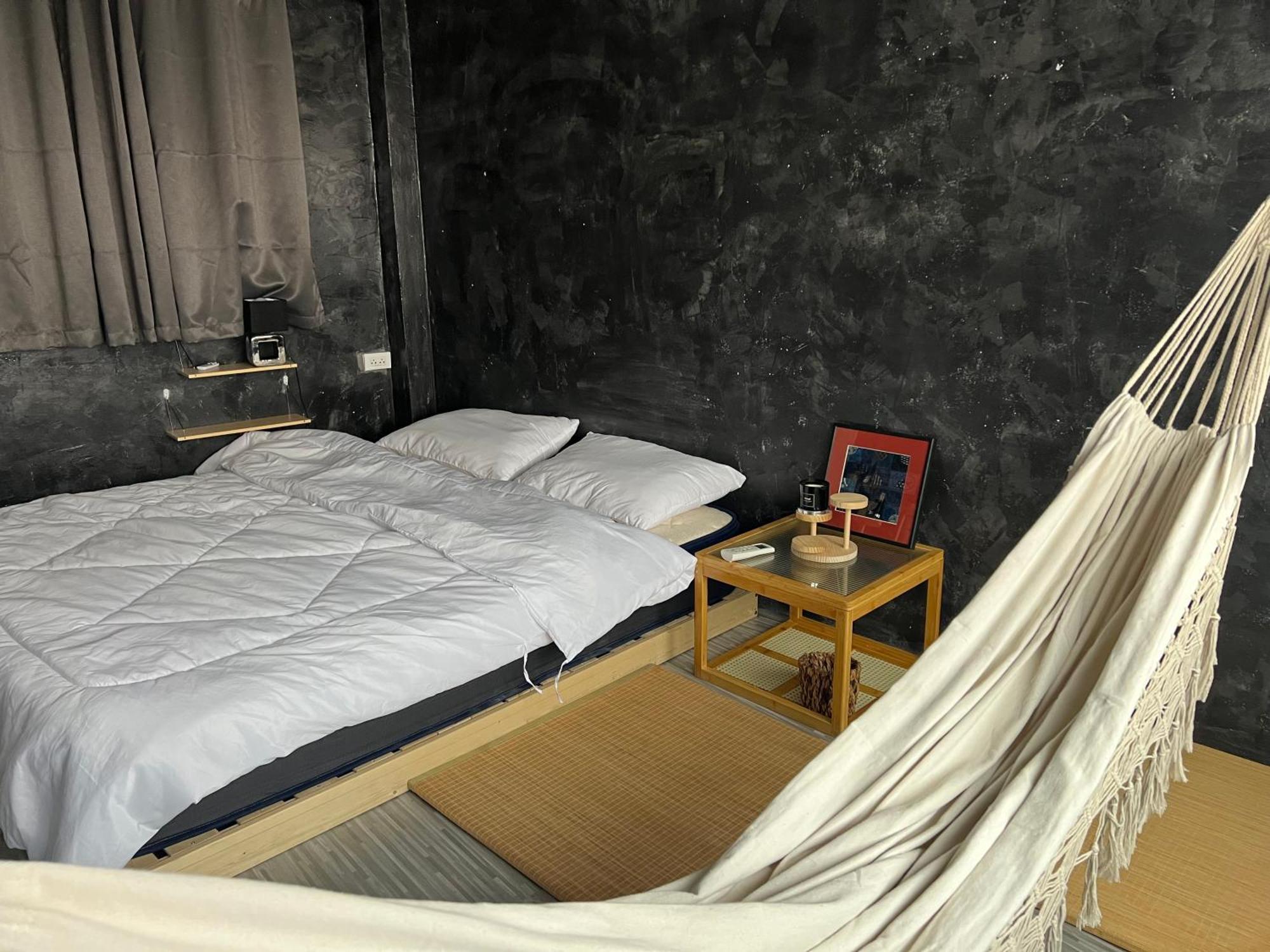 Stay Strays Hostel Bangkok Buitenkant foto