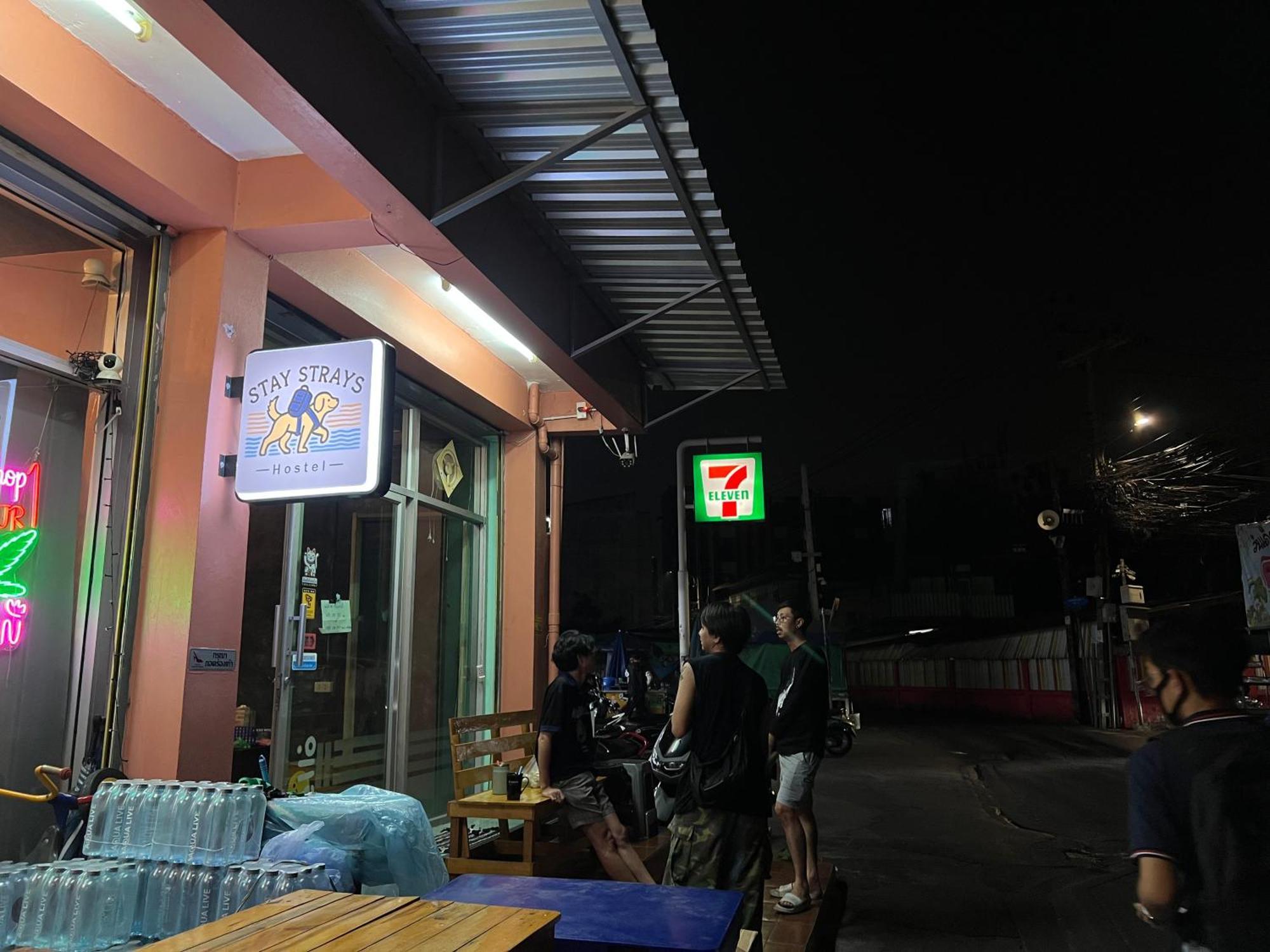 Stay Strays Hostel Bangkok Buitenkant foto